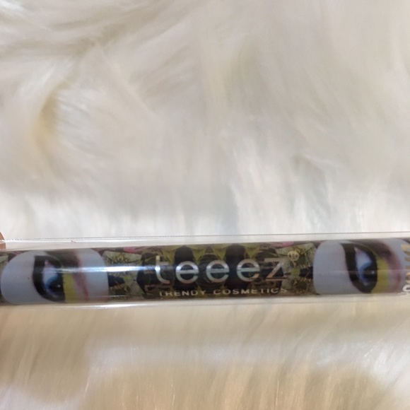 Teeez Beautiful Eyes Flat Stiff Eyeshadow Brush - Picture 6 of 7
